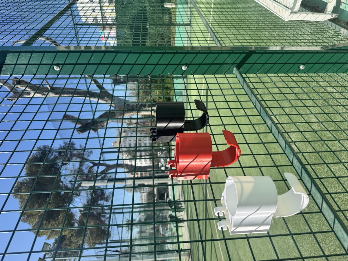 PadelBoostlab sur le grillage d’un court